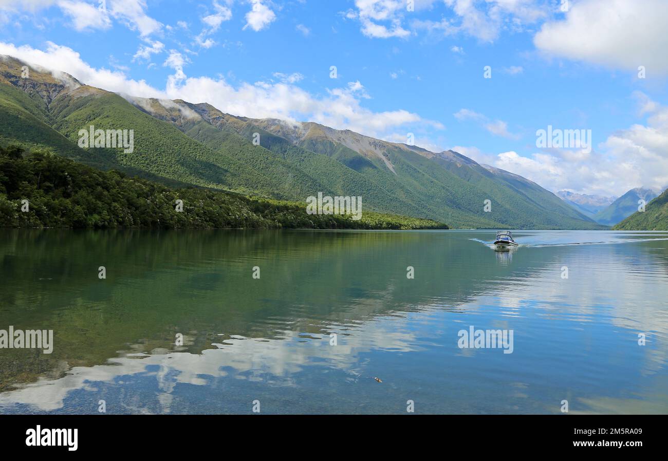 Bateau taxi arrive - Parc national de Nelson Lakes, Nouvelle-Zélande Banque D'Images