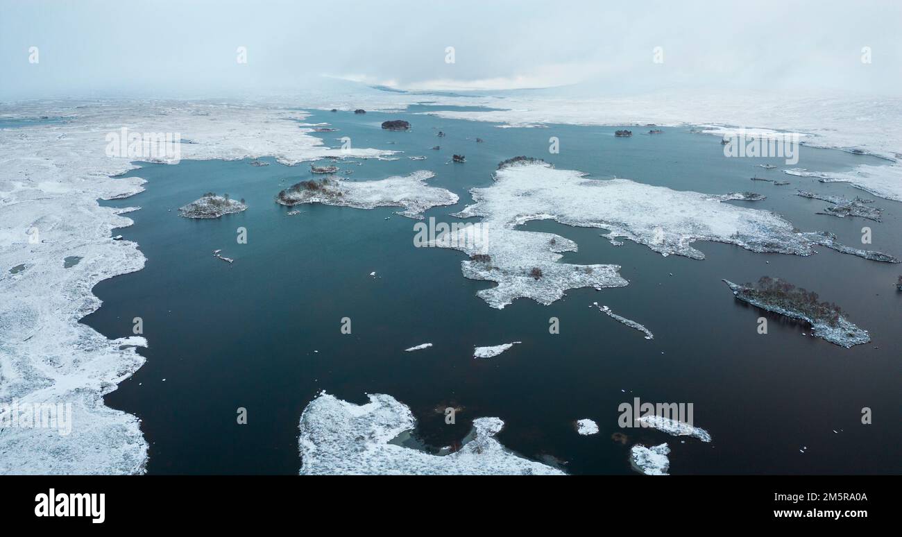 Vue aérienne de Rannoch Moor dans la neige d'hiver, Scottish Highlands, Écosse, Royaume-Uni Banque D'Images