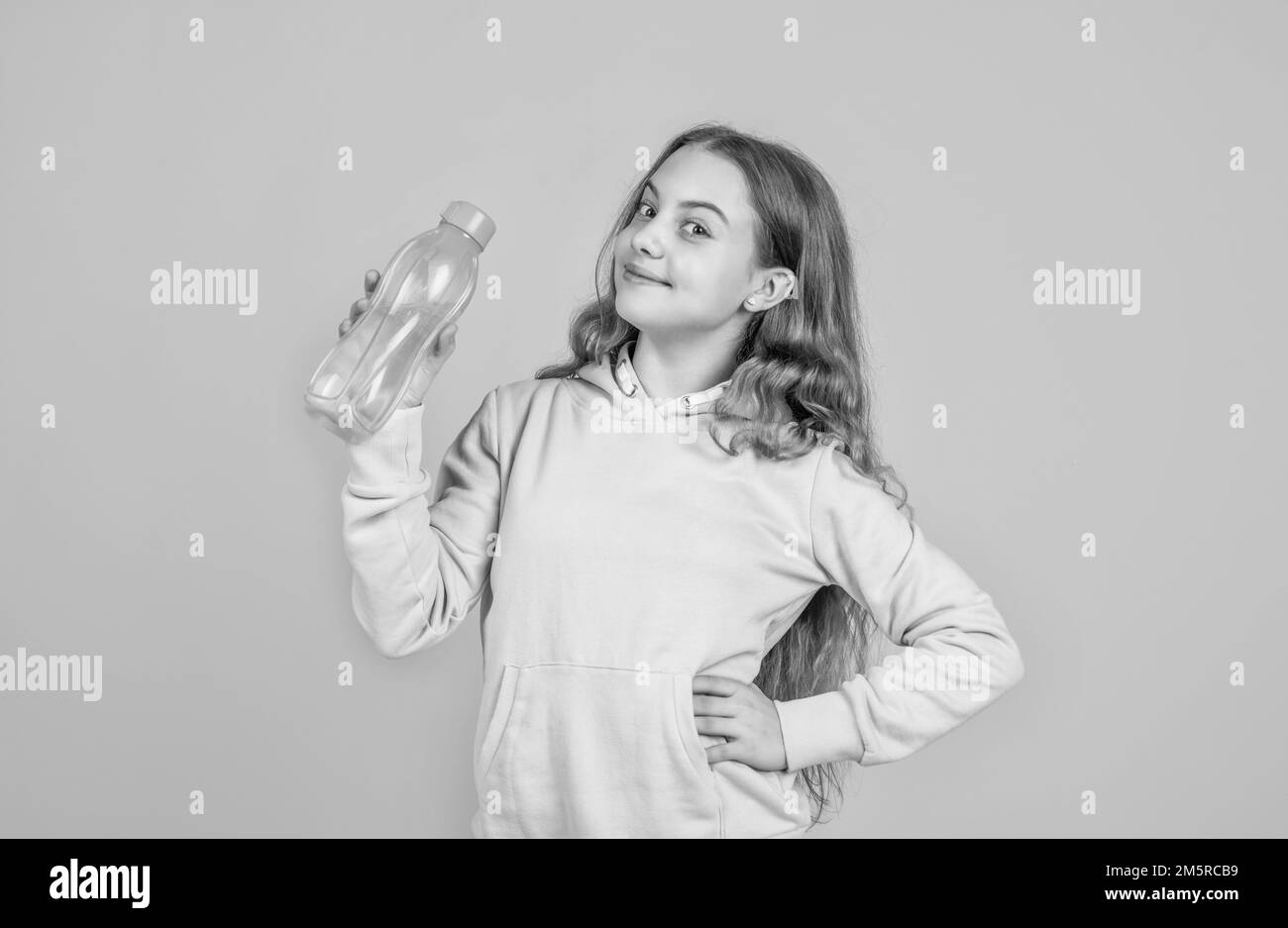 une seule gorgée. hydratation. j'ai soif bouteille de protéines et de vitamines. bonne et bonne santé jeune fille. mettre l'enfant en forme boire de l'eau après l'entraînement. le sport, c'est la vie Banque D'Images