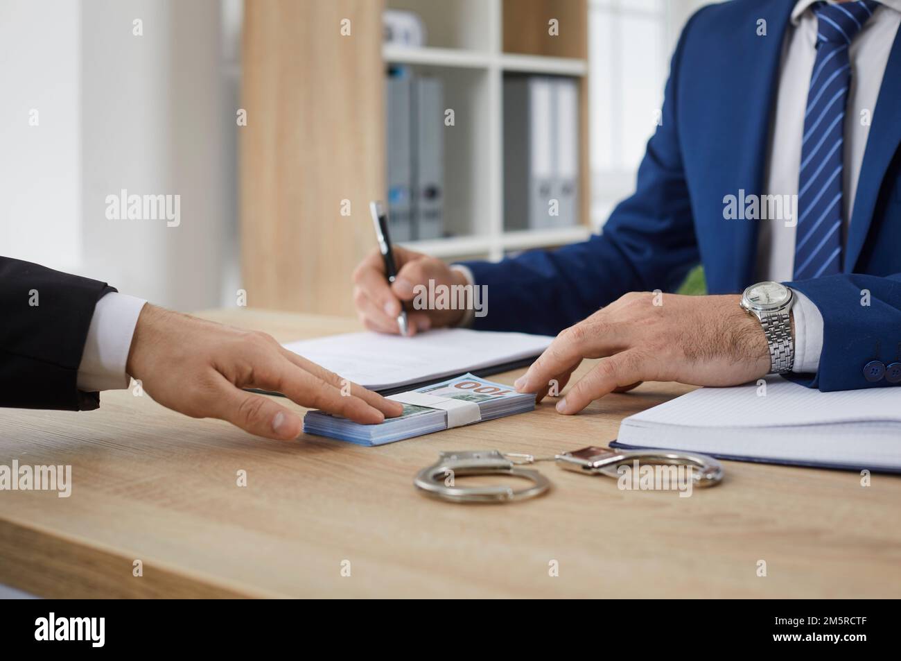 Le criminel donne un pot-de-vin à une autorité corrompue afin de parvenir à un accord illégal Banque D'Images