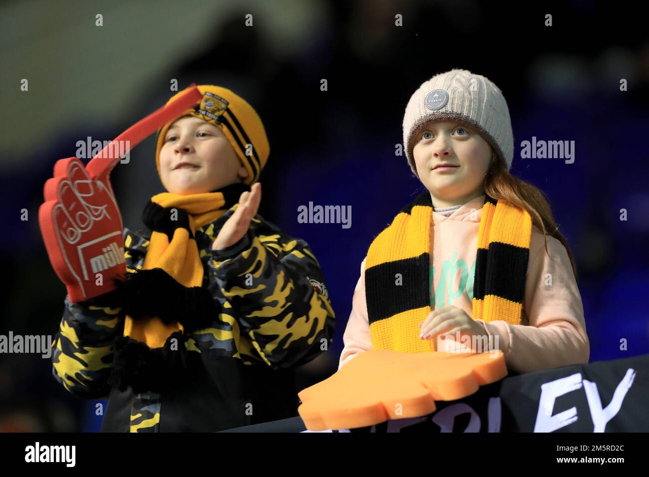 De jeunes fans de Hull City vus dans les stands devant le match du championnat Sky Bet à St. Andrew's, Birmingham. Date de la photo: Vendredi 30 décembre 2022. Banque D'Images