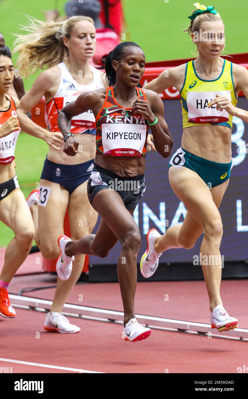 Faith Kipyegon (KEN) en compétition dans les 1500 mètres féminins chauffe aux Jeux Olympiques d'été de 2020 (2021), Tokyo, Japon Banque D'Images
