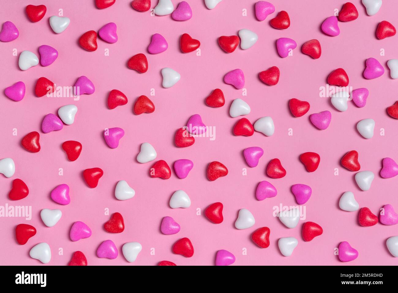 Cœurs de bonbons sur fond rose. Saint Valentin. Arrière-plan de vacances Banque D'Images