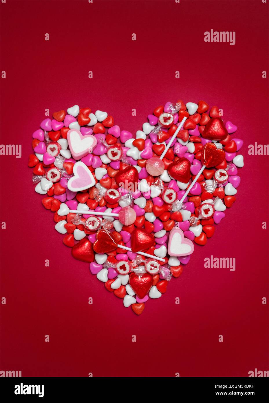 Forme de coeur en douceur, bonbons, chocolats, sucettes, guimauve. Saint Valentin. Arrière-plan de vacances Banque D'Images