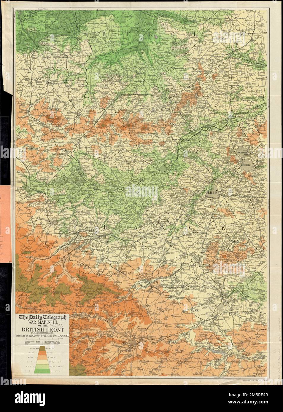 Le n° de carte de guerre du télégraphe quotidien 13 du front britannique. Relief affiché par teintes de gradient et hauteurs de point. Région : de Dixmude à Blaireville ; d'aire à Toufflers. Indique les noms des lieux, les routes, les chemins de fer, la position approximative du Front allié avant la bataille de la somme... Carte de guerre télégraphique quotidienne du nouveau front britannique en coloration de contour (No 13). Daily Telegraph war map of the New British front in contour coloriage (No. 13), France Belgique Banque D'Images