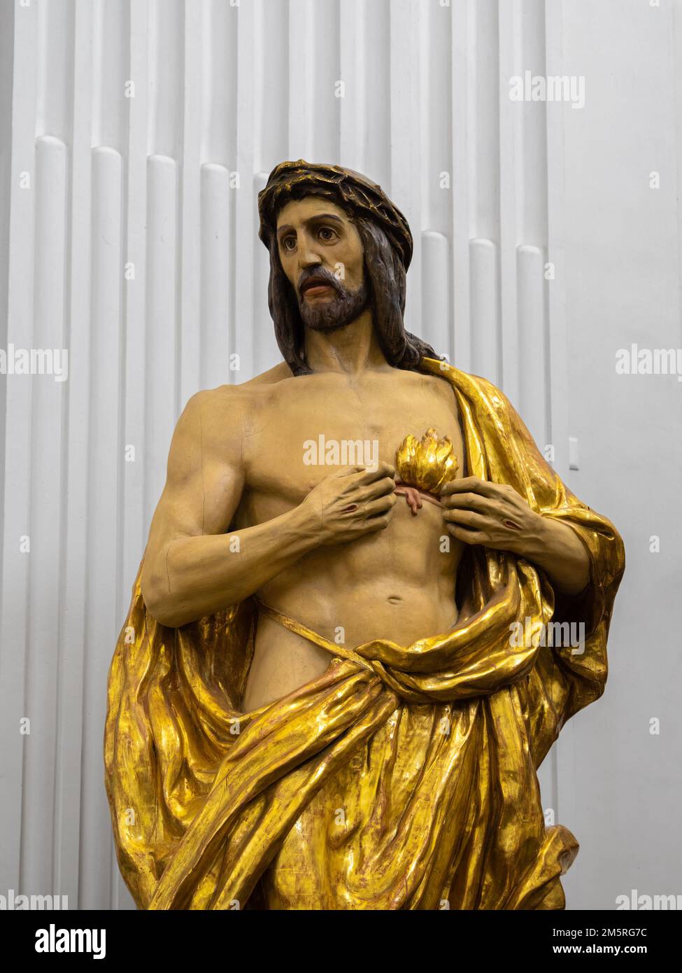 Soleure, Suisse - July12, 2022 : statue dorée du Sacré-cœur de Jésus-Christ dans l'église Saint-Ours et Victor, la cathédrale dans le c Banque D'Images