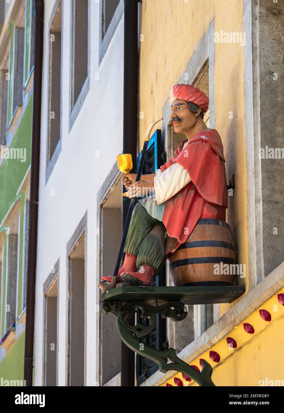 Soleure, Suisse - 12 juillet 2022: Figure d'un homme oriental avec un long tuyau et une coupe d'or entre ses mains, assis sur un canon Banque D'Images