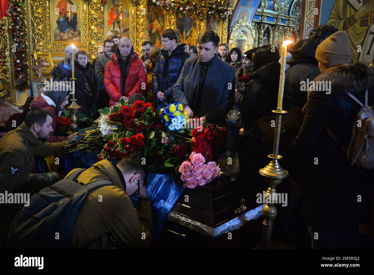 Non exclusif: KIEV, UKRAINE - 30 DÉCEMBRE 2022 - les gens paient leurs derniers respects à l'ancien prisonnier politique Hennadii Afanasiev qui est mort sur le fron Banque D'Images