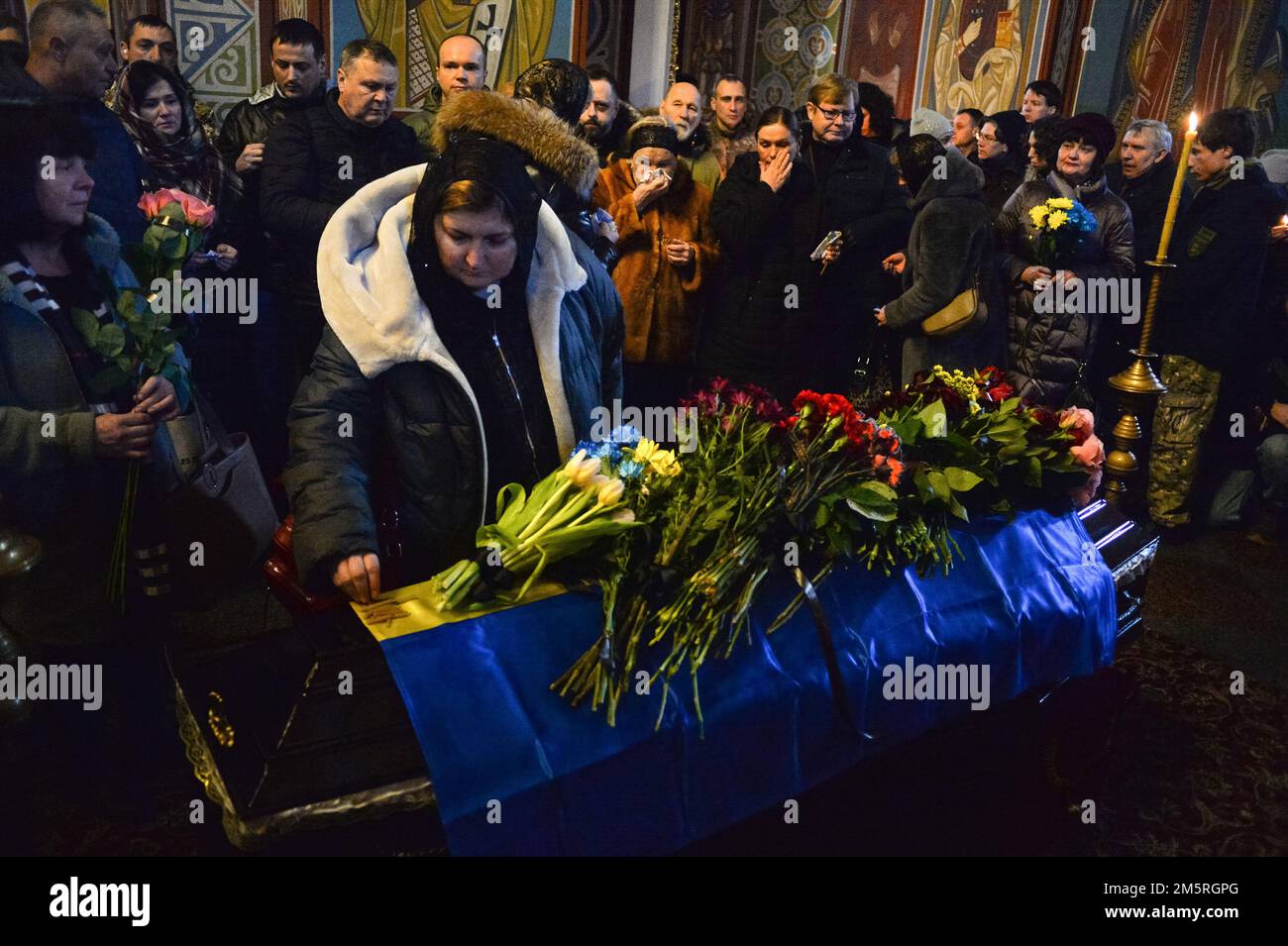 Non exclusif: KIEV, UKRAINE - 30 DÉCEMBRE 2022 - les gens paient leurs derniers respects à l'ancien prisonnier politique Hennadii Afanasiev qui est mort sur le fron Banque D'Images