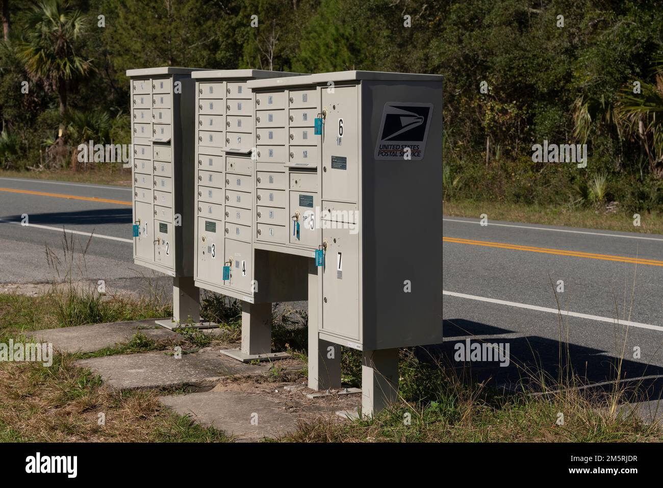 Floride États-Unis. 2022. Boîtes aux lettres du service postal des États-Unis sur le bord de la route pour la collecte du courrier et des paquets par le client. Banque D'Images