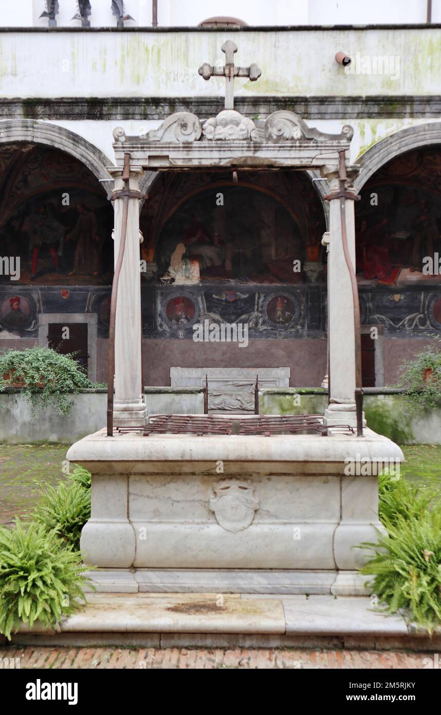 Naples - Pozzo del chiostro di Santa Maria la Nova Banque D'Images