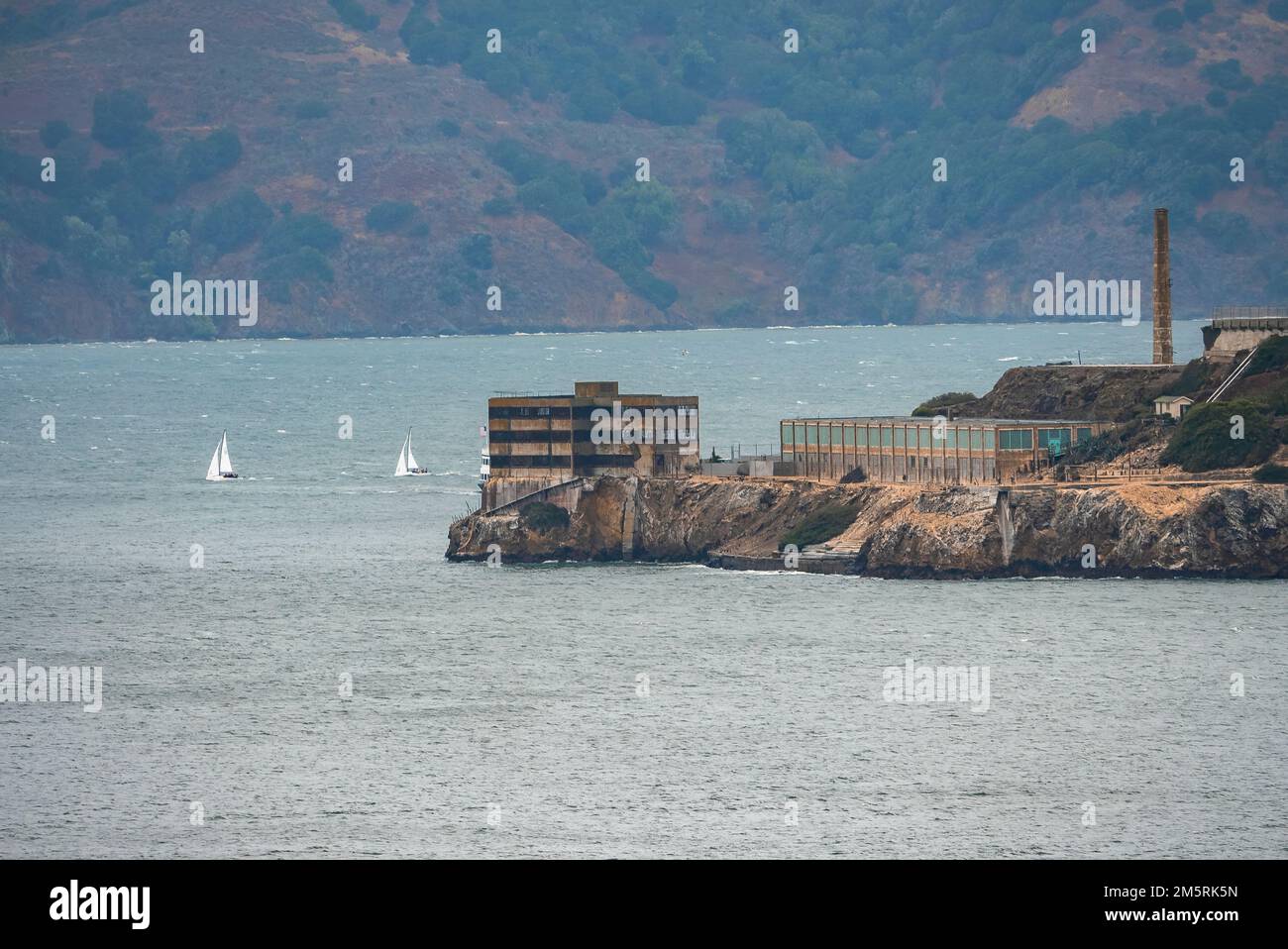 Vue lointaine sur les anciens bâtiments de l'île d'Alcatraz au milieu de la baie de San Francisco Banque D'Images