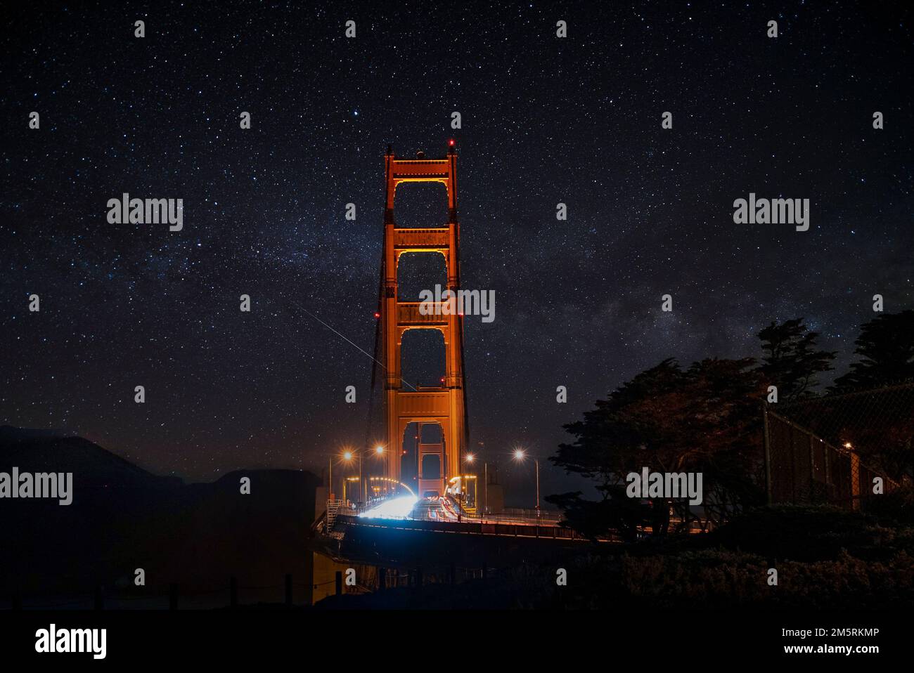 Golden Gate Bridge illuminé sous un magnifique champ d'étoiles la nuit Banque D'Images