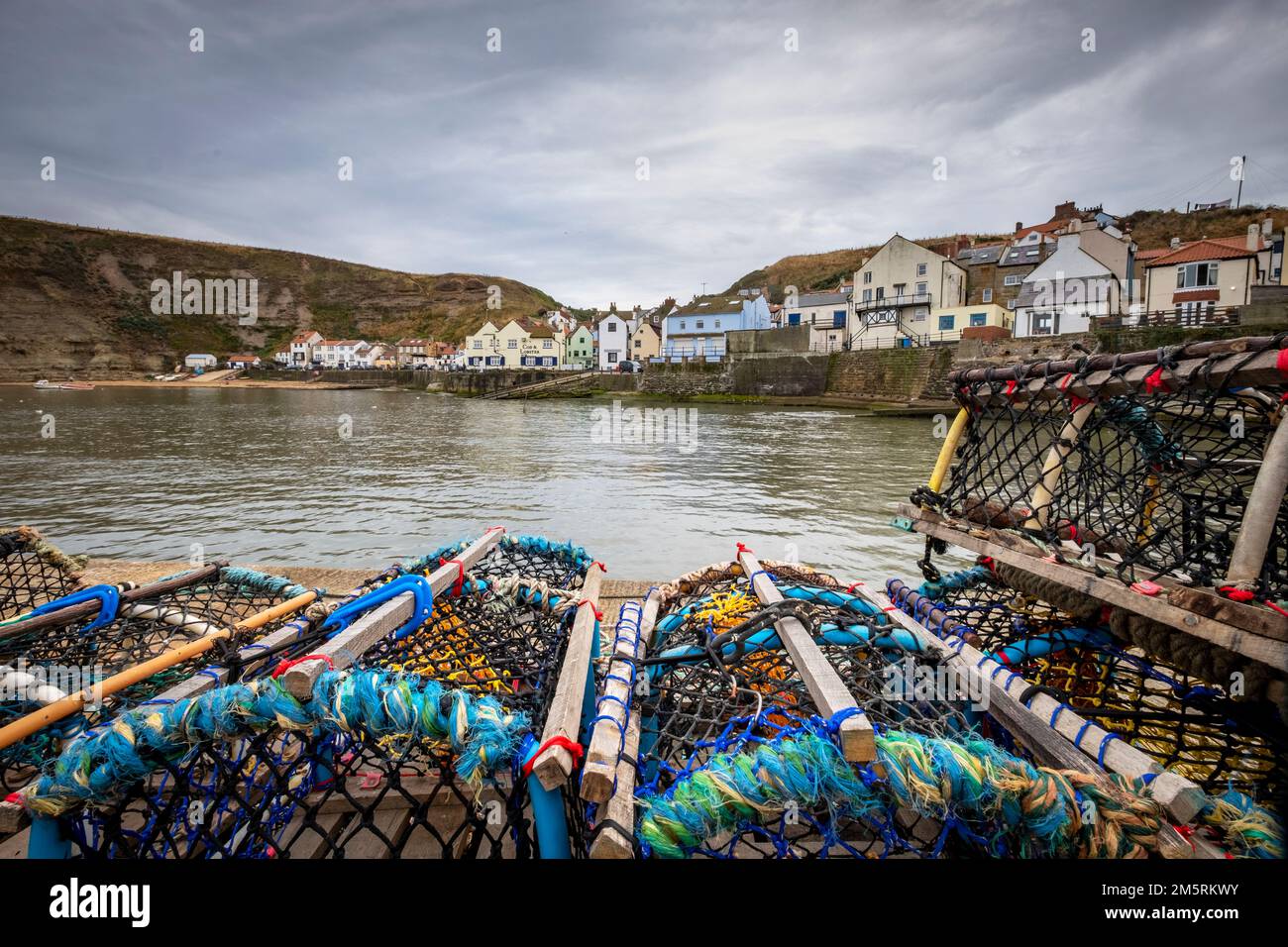 Pots de homard dans le village de pêcheurs de Staithes, dans le Yorkshire du Nord Banque D'Images