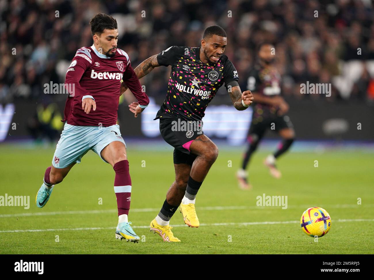 Lucas Paqueta (à gauche) de West Ham United et Ivan Toney de Brentford en action lors du match de la Premier League au London Stadium, Londres. Date de la photo: Vendredi 30 décembre 2022. Banque D'Images