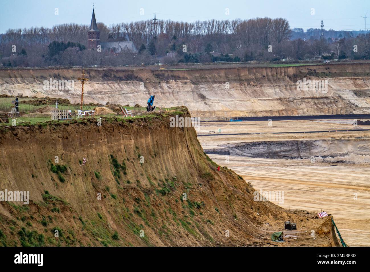 Bord de démolition au camp des activistes du climat dans le reste du village de Lützerath, qui sera le dernier endroit à être dragué au lignite o Banque D'Images