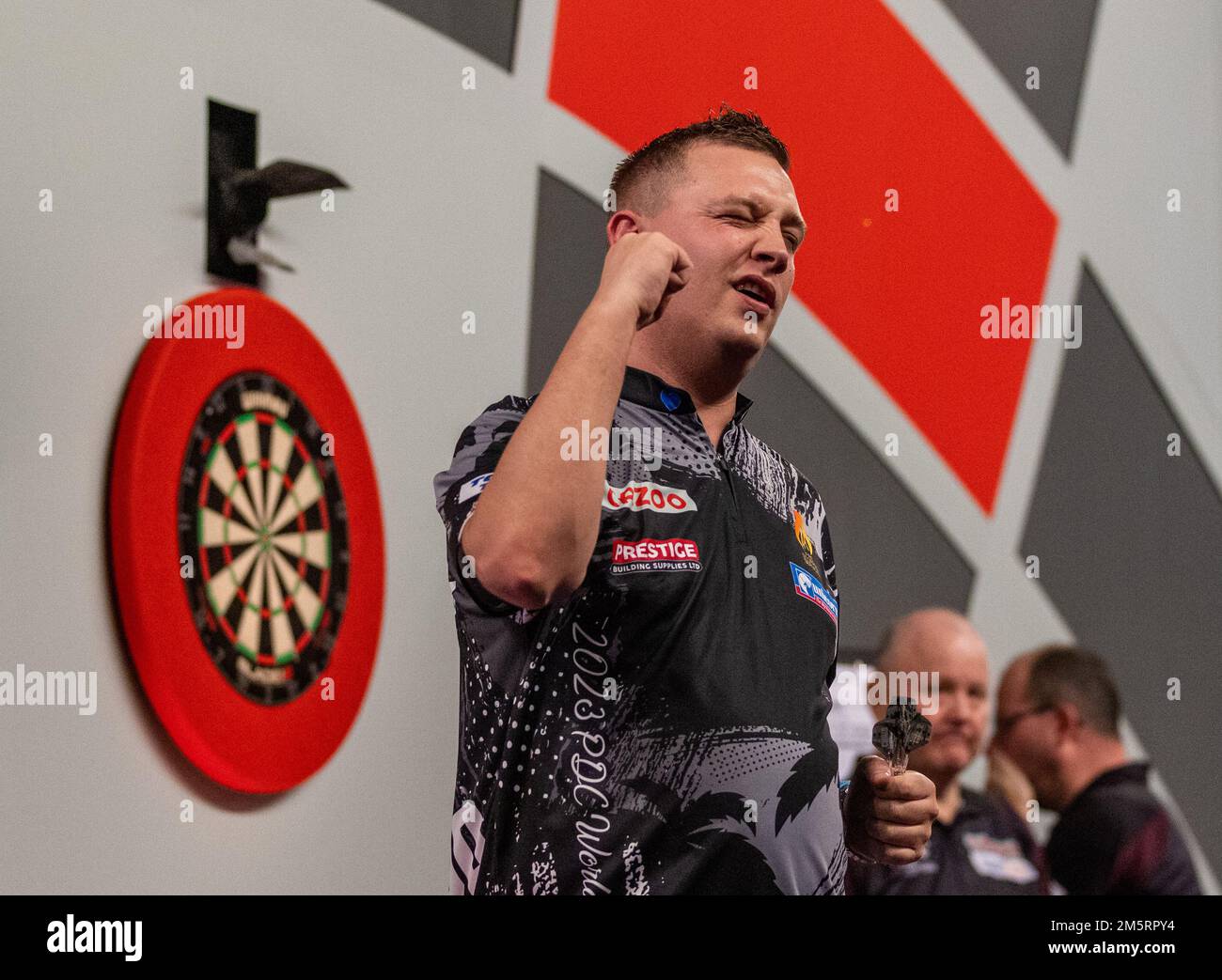Chris Dobey célèbre sa victoire contre Rob Cross lors du treize jour du Championnat du monde des fléchettes de Cazoo à Alexandra Palace, Londres. Date de la photo: Vendredi 30 décembre 2022. Banque D'Images