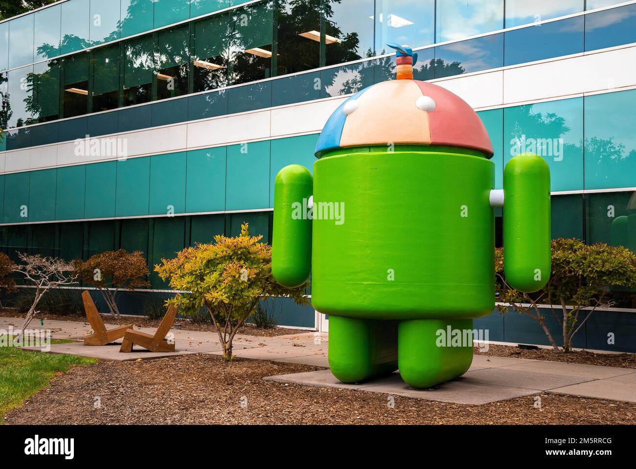 Grande statue de noogler android à l'extérieur de l'immeuble de bureaux moderne dans le campus de google Banque D'Images