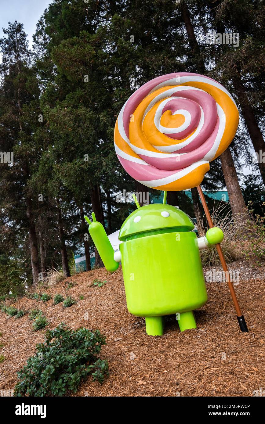 Statue de lollipop Android devant de grands arbres sur le campus de google au coucher du soleil Banque D'Images