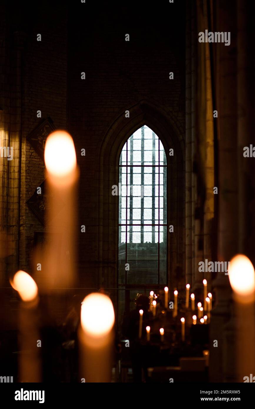 Bougies allumées dans l'église, fond sombre Banque D'Images