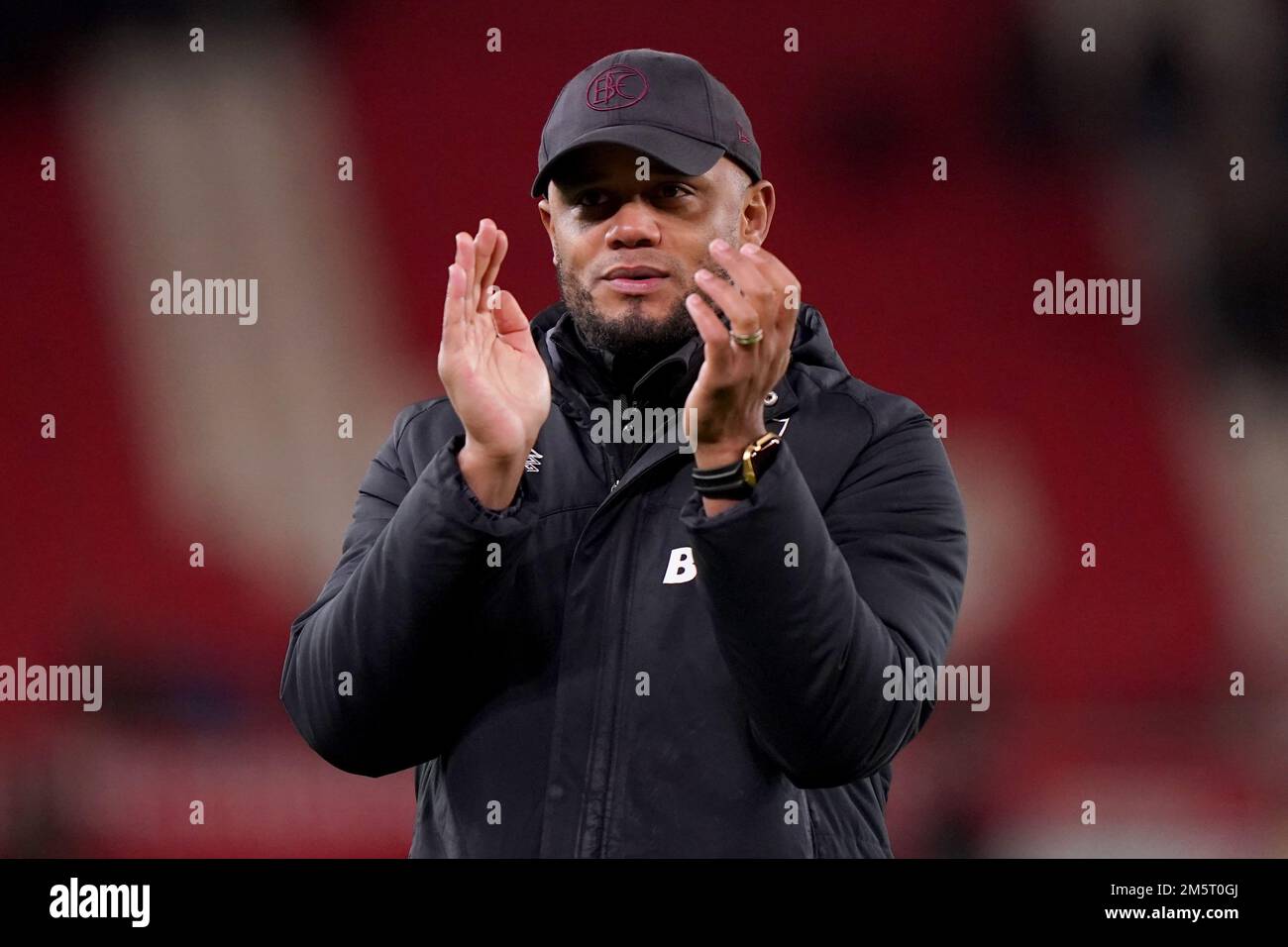 Vincent Kompany, responsable de Burnley, applaudit les supporters qui ont suivi le match du championnat Sky Bet au stade bet365, Stoke-on-Trent. Date de la photo: Vendredi 30 décembre 2022. Banque D'Images