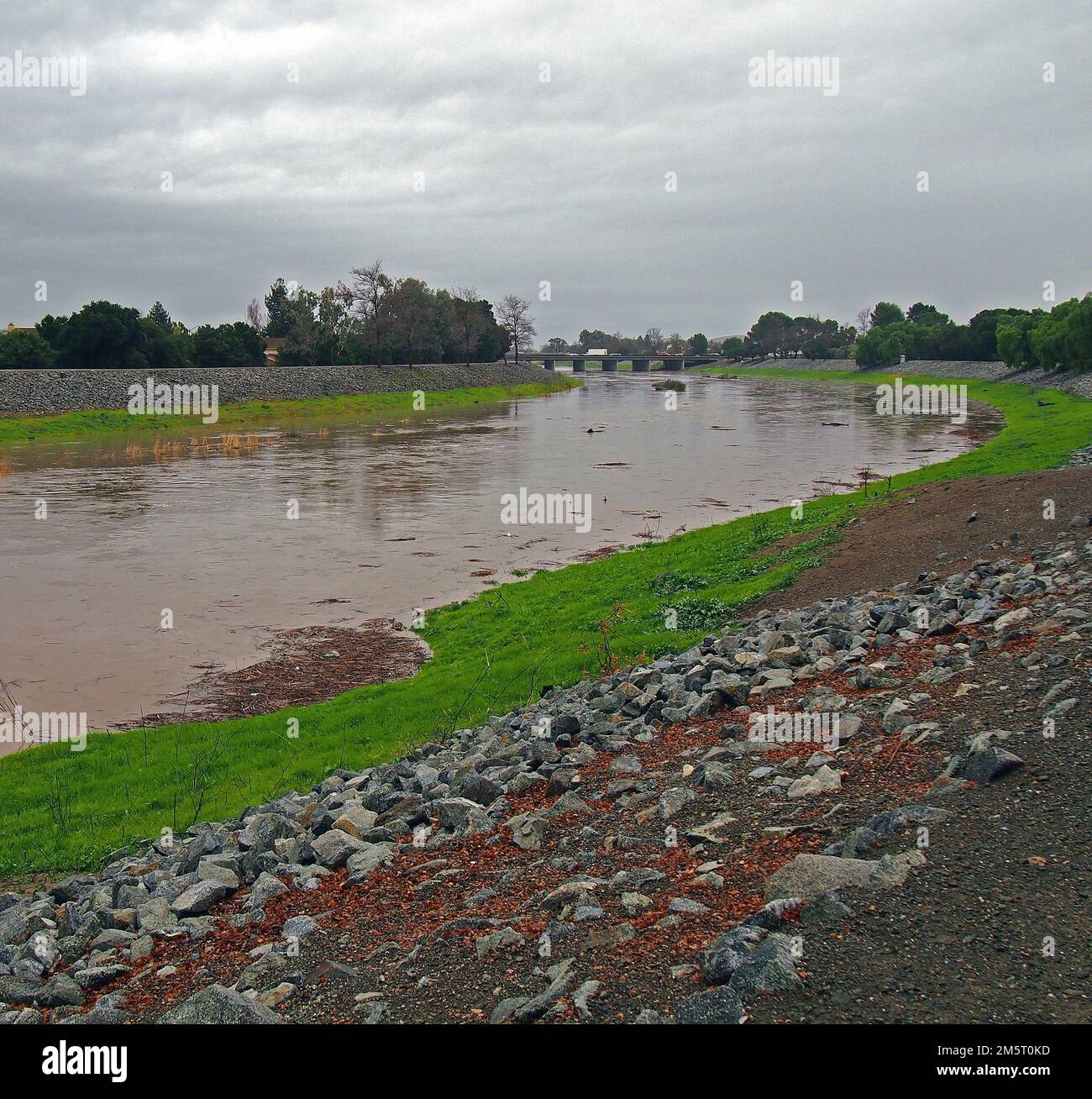 Le ruisseau Alameda s'est gonflé après une forte tempête de pluie en décembre 2022. Union City, Californie Banque D'Images