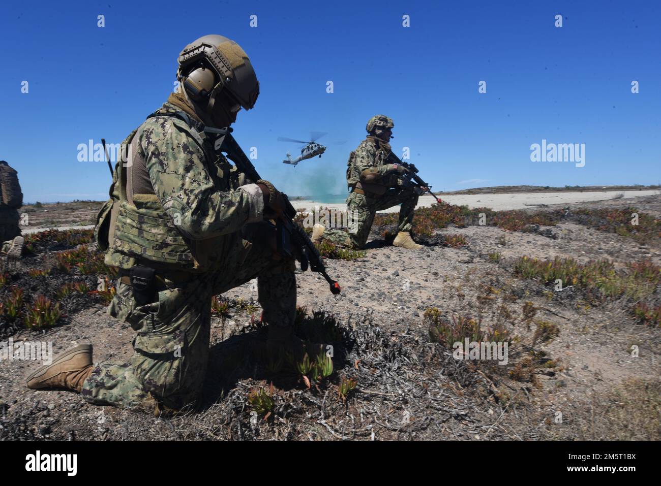 ÉTATS-UNIS Unité de sécurité portuaire de la Garde côtière (UAP) 311 membres participent à la formation sur l'évacuation des cas de fuite (CASEVAC) aux États-Unis Hélicoptère Seahawk MH-60s de la Marine sur l'île de San Clemente, 27 juin 2022. Les UAR servent d'unités expéditionnaires de protection des forces antiterroristes, avec des équipages de bateaux et des équipes de sécurité à terre capables de soutenir la sécurité portuaire, fluviale et côtière aux États-Unis ou partout dans le monde. (É.-U. Photo de la Garde côtière par Petty Officer 3rd classe Alex Gray) Banque D'Images