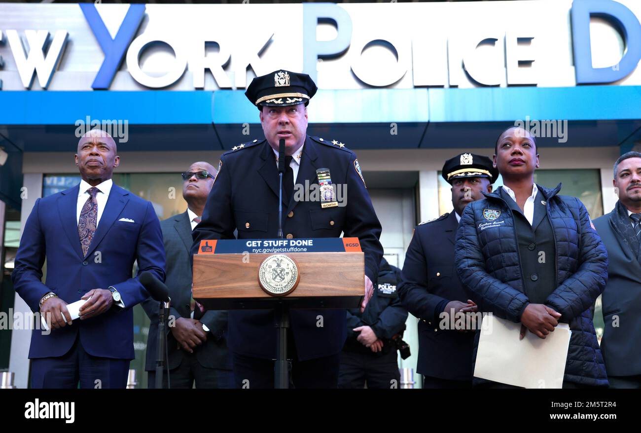 New York, États-Unis. 30th décembre 2022. NYPD James McCarthy parle lors d'une conférence de presse de la Saint-Sylvestre à Times Square sur 30 décembre 2022 à New York, Etats-Unis. Les responsables ont délimité la mise en œuvre des mesures de sécurité de la NYE alors que des fêtards se rentrent sur Times Square. Credit: SIPA USA/Alay Live News Banque D'Images