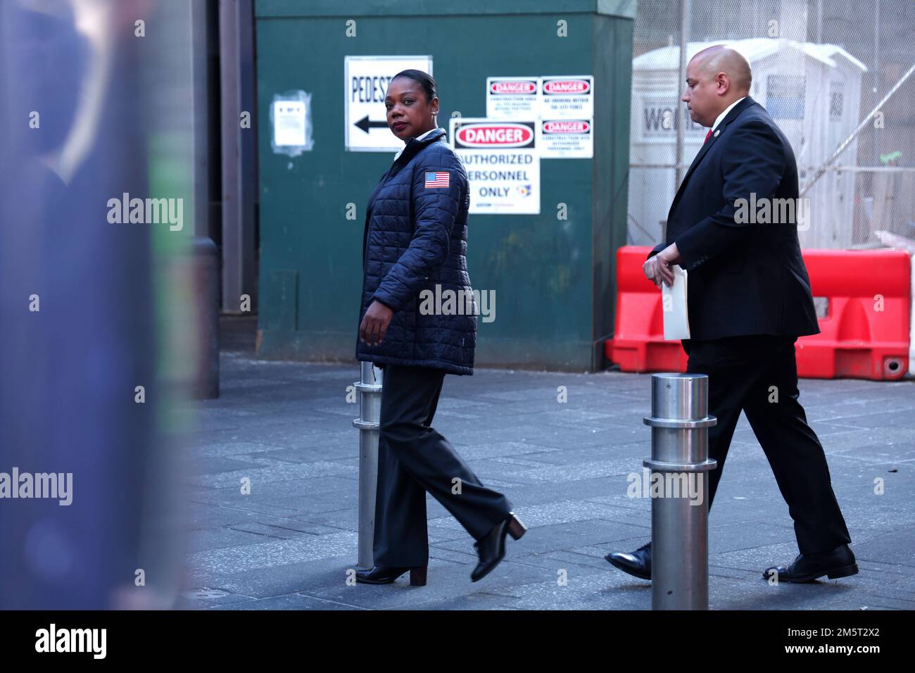 New York, États-Unis. 30th décembre 2022. Le commissaire du NYPD Keechant Sewell quitte la conférence de presse de la Saint-Sylvestre à Times Square, sur 30 décembre 2022, à New York, aux États-Unis. Les responsables ont délimité la mise en œuvre des mesures de sécurité de la NYE alors que des fêtards se rentrent sur Times Square. Credit: SIPA USA/Alay Live News Banque D'Images