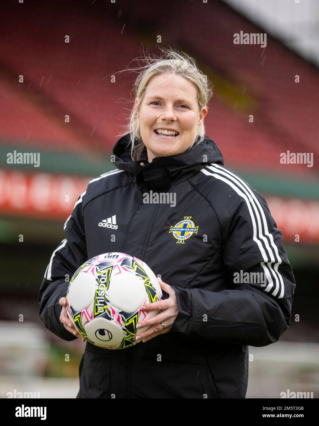 Gail Redmond, responsable du développement des femmes à l'Irish football Association (IFA), et entraîneur-chef bénévole du Glentoran Women's FC, Qui a été fait un MBE (membre de l'ordre de l'Empire britannique) pour les services à l'Association football en Irlande du Nord dans la liste des honneurs du nouvel an, photographié à l'ovale, le terrain de maison de Glentoran. Date de la photo: Jeudi 29 décembre 2022. Banque D'Images