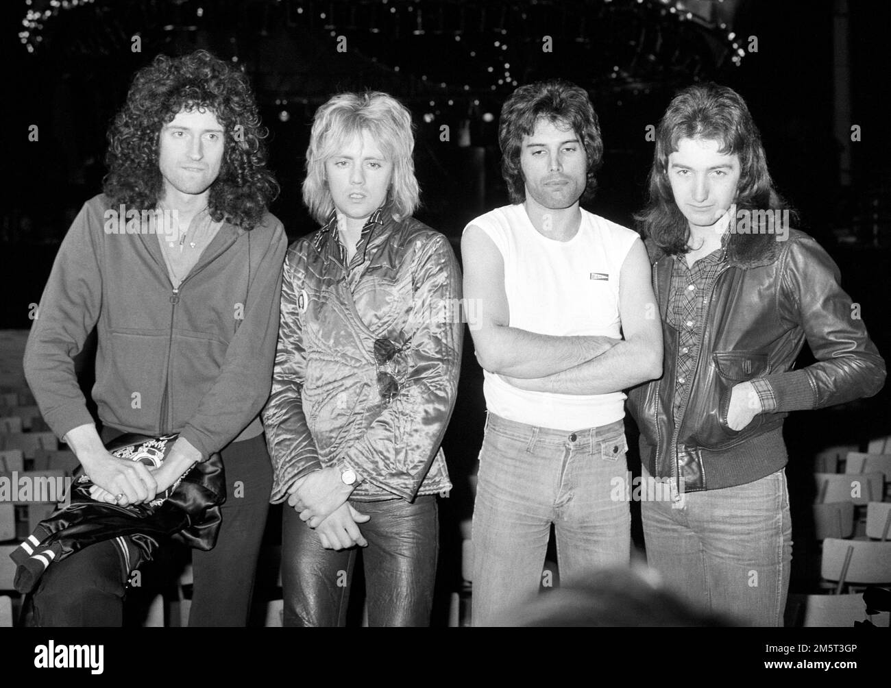 Photo du dossier datée du 05/06/77 du groupe rock britannique Queen (de gauche à droite) Brian May, Roger Taylor, Freddie Mercury et John Deacon. Musicien, astrophysicien et défenseur du bien-être des animaux Brian May de la Reine a reçu une chevalier pour des services à la musique et à la Charité dans la liste des distinctions honorifiques du nouvel an. Date de publication : vendredi 30 décembre 2022. Banque D'Images