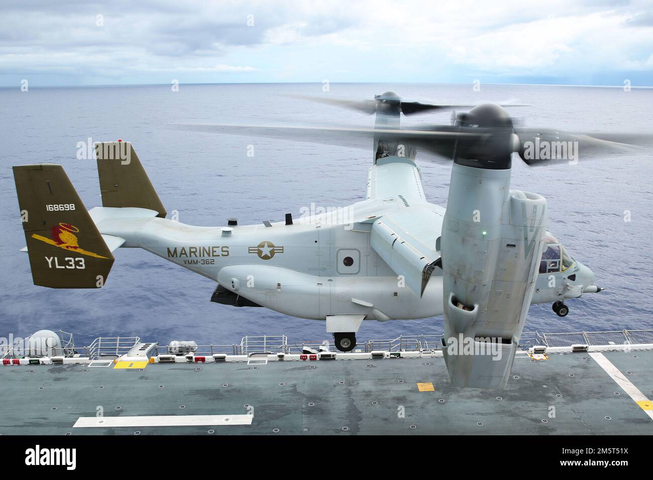 OCÉAN PACIFIQUE (6 DÉCEMBRE 2022) - ÉTATS-UNIS Les pilotes du corps maritime du Marine Medium Tiltrotor Squadron (VMM) 362 (rein.), 13th Marine Expeditionary Unit, se préparent à atterrir sur le pont de vol du navire d'assaut amphibie USS Makin Island (LHD 8) dans un MV-22B Osprey, décembre 6. Force en état de préparation, 13th pilotes de MEU s'entraînent sans cesse pour rester à jour dans leurs qualifications, ce qui leur permet de réagir rapidement aux crises dans tous les domaines par la projection de puissance navale. Le MEU 13th est embarqué avec le groupe de prêt amphibie de l'île de Makin, composé du navire de transport amphibie de l'île de Makin Banque D'Images