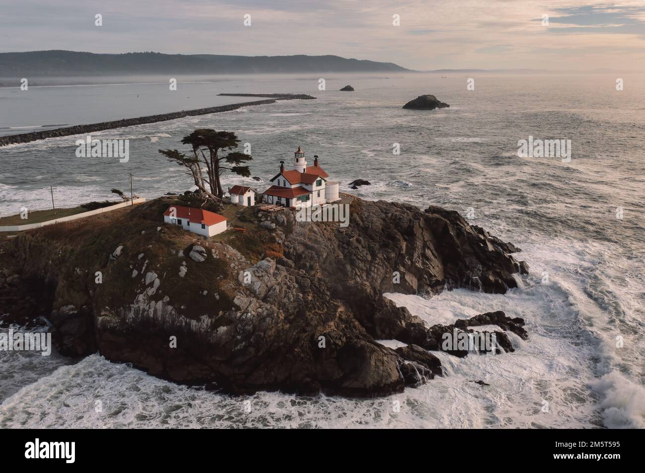 Vue de drone sur les vagues qui s'écrasant contre les rochers au phare de Battery point Banque D'Images
