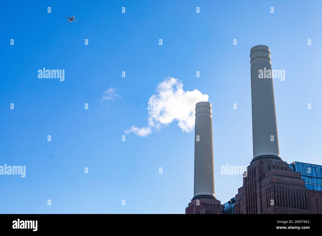 Londres, Angleterre – décembre 2022. L'attraction touristique emblématique, Battersea Power Station, aujourd'hui est un centre commercial également connu pour le Pink Floyd albu Banque D'Images