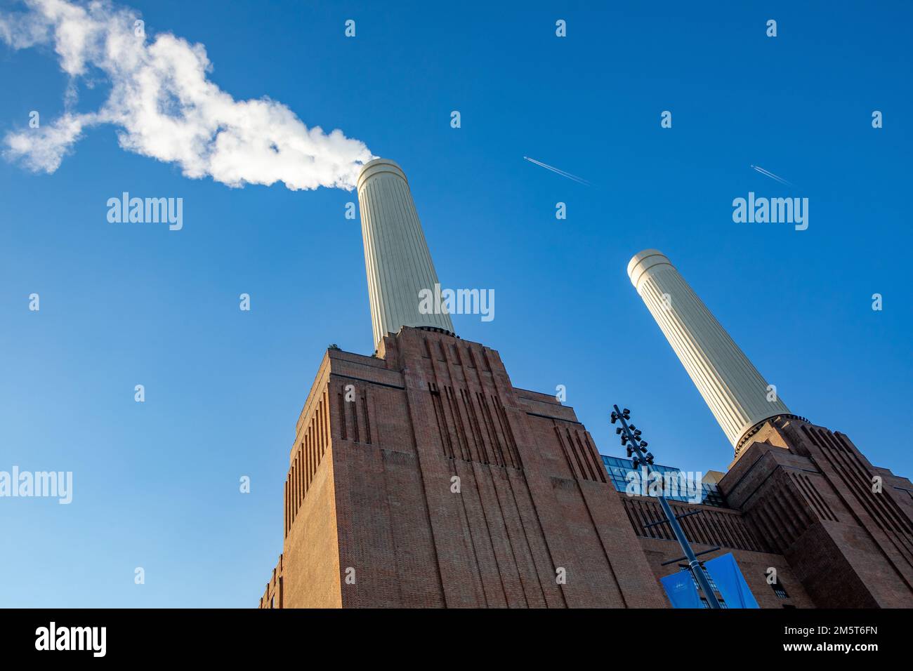 Londres, Angleterre – décembre 2022. L'attraction touristique emblématique, Battersea Power Station, aujourd'hui est un centre commercial également connu pour le Pink Floyd albu Banque D'Images