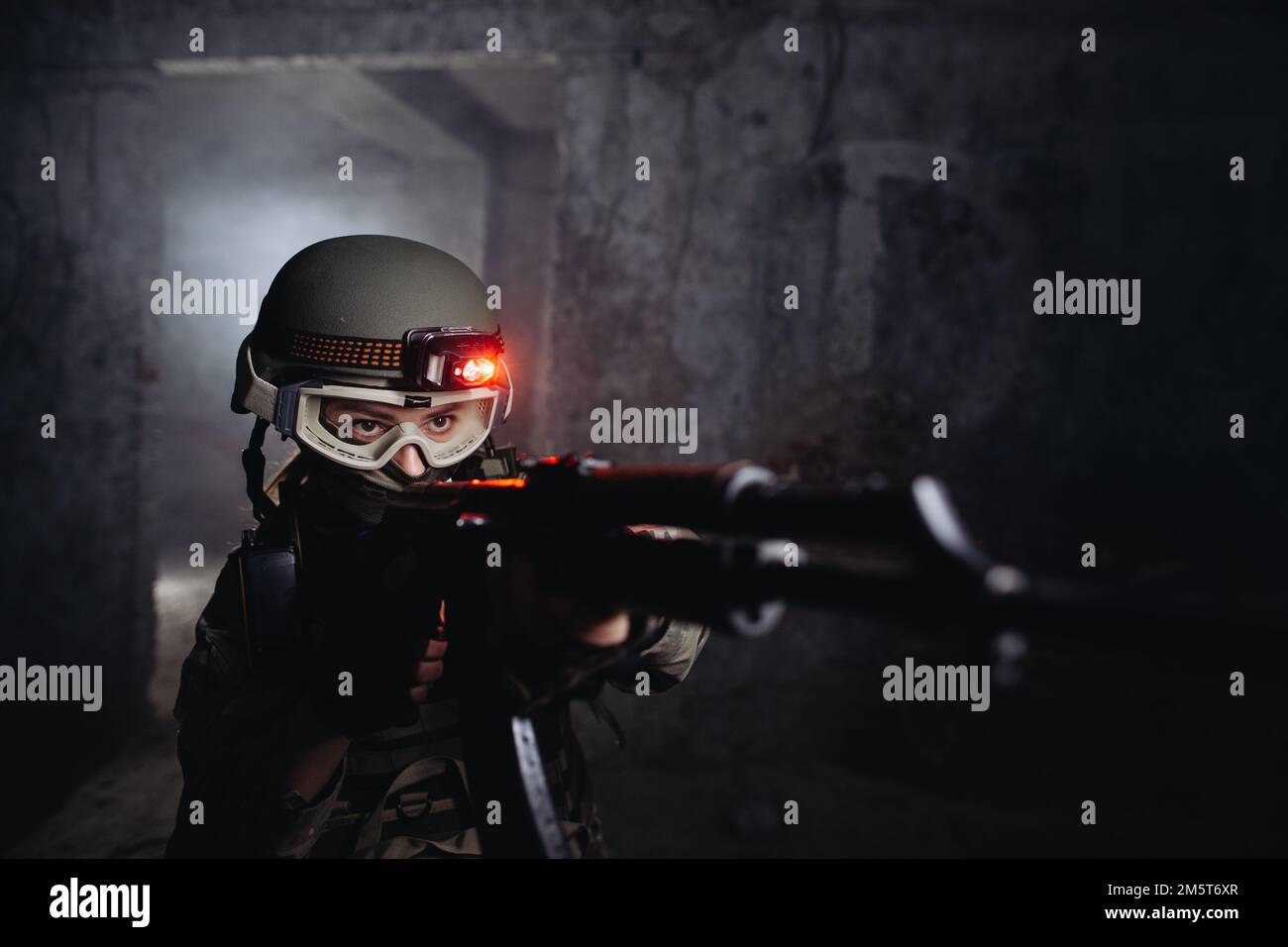 Femme ukrainienne Un soldat en guerre, avec une arme entre ses mains, vise l'ennemi Banque D'Images