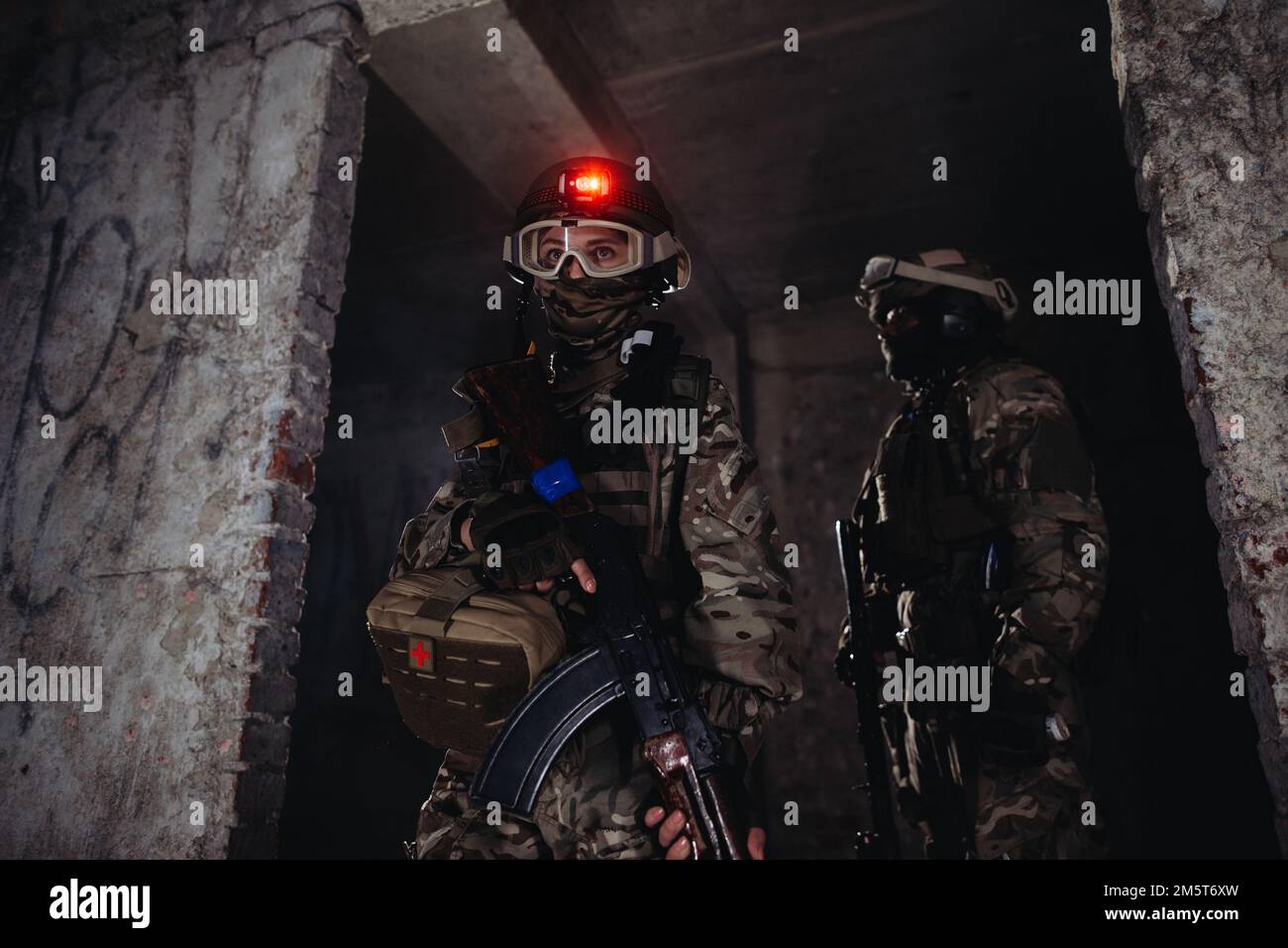 Soldats ukrainiens sur le champ de bataille. Les forces spéciales effectuent des reconnaissances sur le territoire ennemi. Banque D'Images