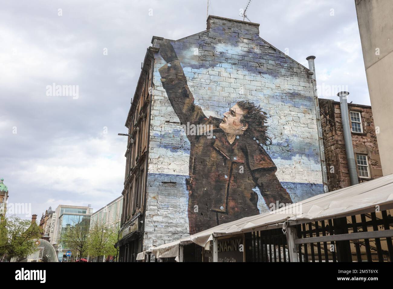 Billy Connolly,comédien,murale,sur,le,côté,du,pub,mur,à,côté,de,Billy's Beer Garden,Glasgow Hootenanny,pub,bar,avec,grand,couvert,jardin de bière,à,côté,de,St Enoch Square,Glasgow,ville,centre,ville,centre,ville,mise à niveau,Écosse,GB,Royaume-Uni,Glasgow,Grande-Bretagne,Royaume-Uni,Europe,Royaume-Uni,Royaume-Uni,Glasgow,Royaume-Uni,Royaume-Uni,Royaume-Uni,Royaume-Uni,Royaume-Uni,Glasgow, Banque D'Images