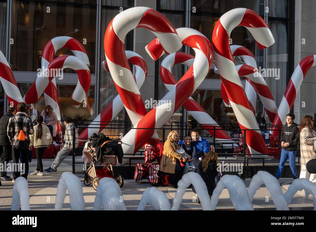 Des canes de bonbons géantes se trouvent sur la place devant le restaurant Avra Estiatorio du Rockefeller Center, New York City, USA 2022 Banque D'Images