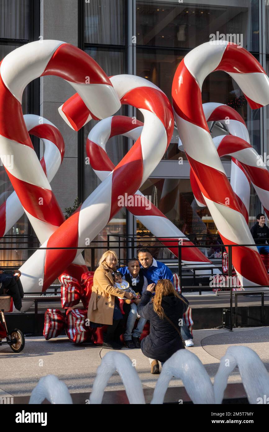 Des canes de bonbons géantes se trouvent sur la place devant le restaurant Avra Estiatorio du Rockefeller Center, New York City, USA 2022 Banque D'Images