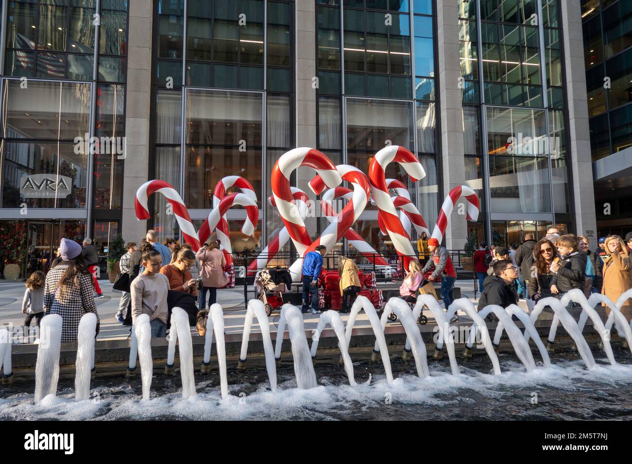 Des canes de bonbons géantes se trouvent sur la place devant le restaurant Avra Estiatorio du Rockefeller Center, New York City, USA 2022 Banque D'Images