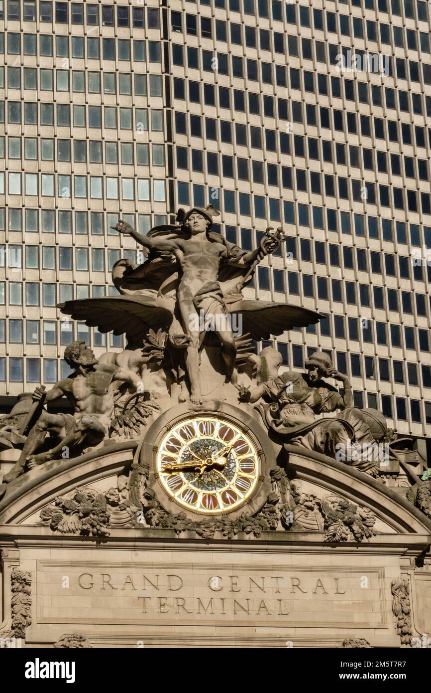 La façade du Grand Central terminal présente une sculpture de transport et une horloge en verre Tiffany, New York City, USA 2022 Banque D'Images