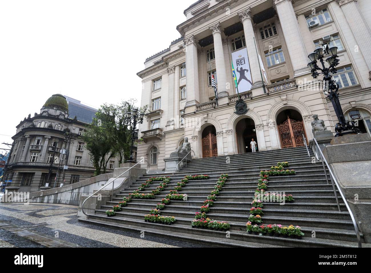 S - 12/30/2022 - PELE FALECIMENTO, SANTOS - façade de l'hôtel de ville de Santos (ville 70km loin de Sao Paulo) rend hommage à Pele, comme le nom écrit avec des pots de fleurs sur les escaliers, une bannière qui fait référence à l'image du poinçon en célébration du but et des drapeaux à mi-mât. La ville a déclaré le deuil officiel pendant 7 jours pour la mort du roi du football. Considéré comme le plus grand joueur de toute l'histoire, Pele a subi une période d'hospitalisation pour le traitement du cancer du côlon et ne pouvait pas résister aux complications de la maladie, en passant ce jeudi (29), à l'âge de 82 ans. Pl. Péle Banque D'Images