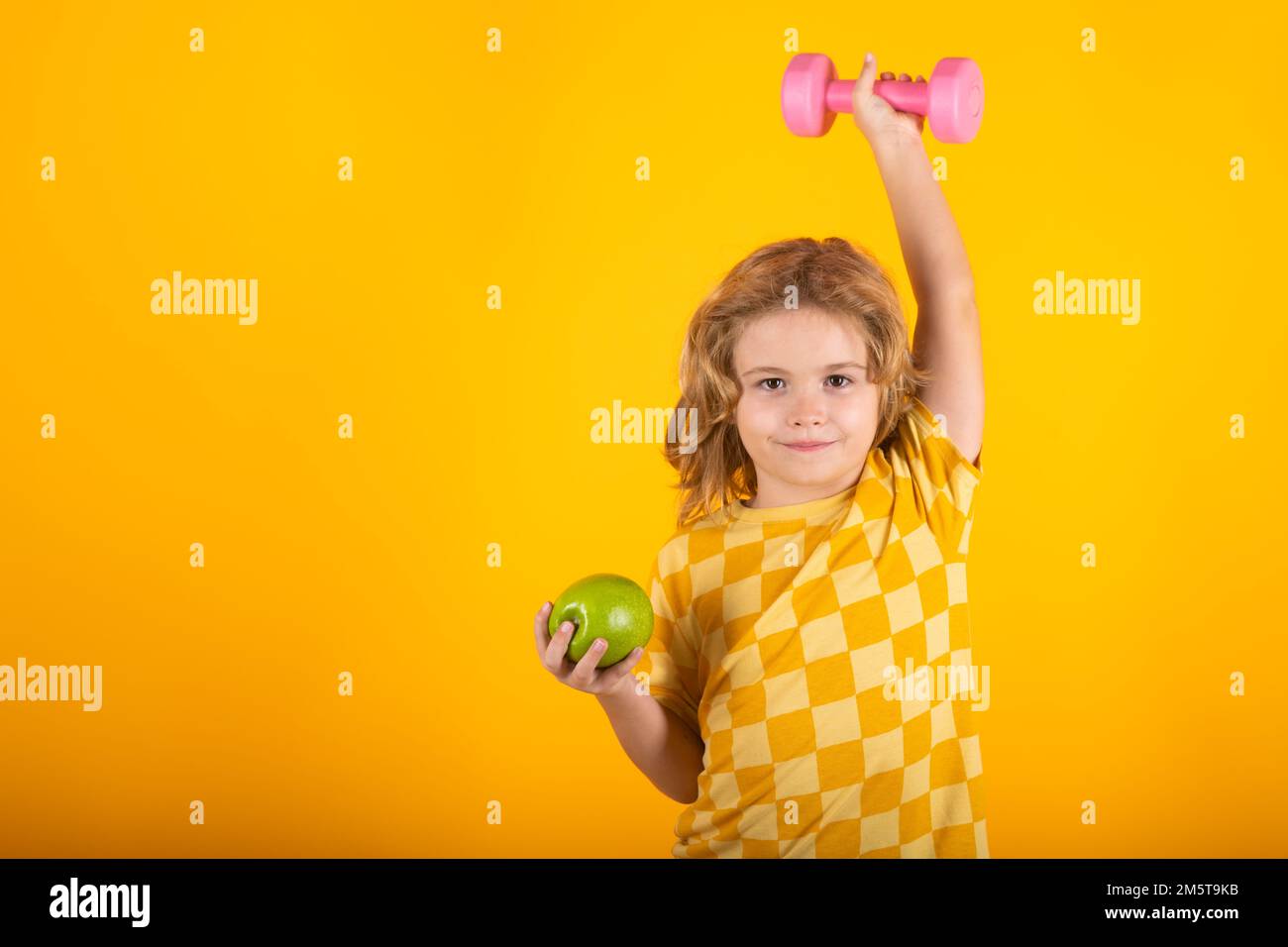 Enfant garçon s'entraîner avec des haltères. Sport et entraînement pour enfants. Banque D'Images