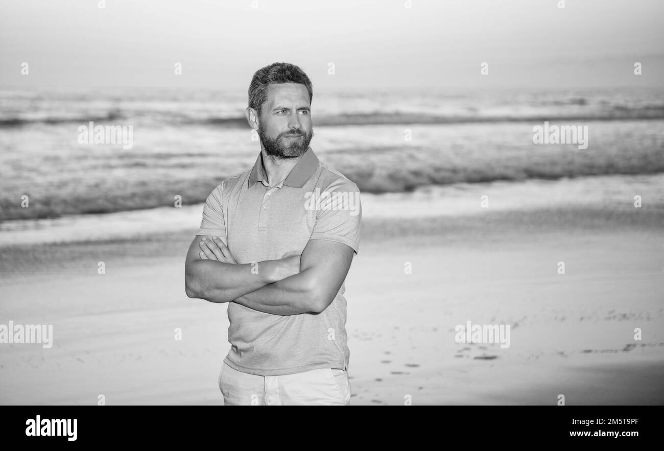 guy au-dessus de la mer au lever du soleil sur la plage d'été, espace de copie, paysage marin Banque D'Images