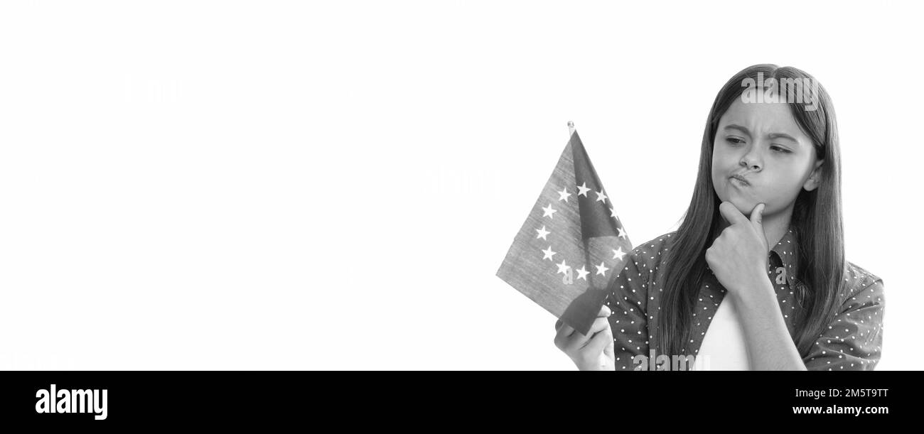 une jeune fille sérieuse tient le drapeau de l'union européenne isolé sur blanc, sélection de pays Banque D'Images