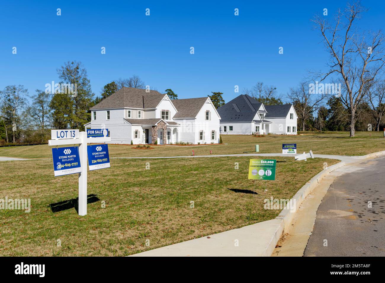 Logements inoccupés non vendus neufs à vendre indiquant un ralentissement de l'immobilier, un ralentissement de l'immobilier ou une crise immobilière, ou peut-être une récession immobilière à Montgomery Alabama, États-Unis. Banque D'Images