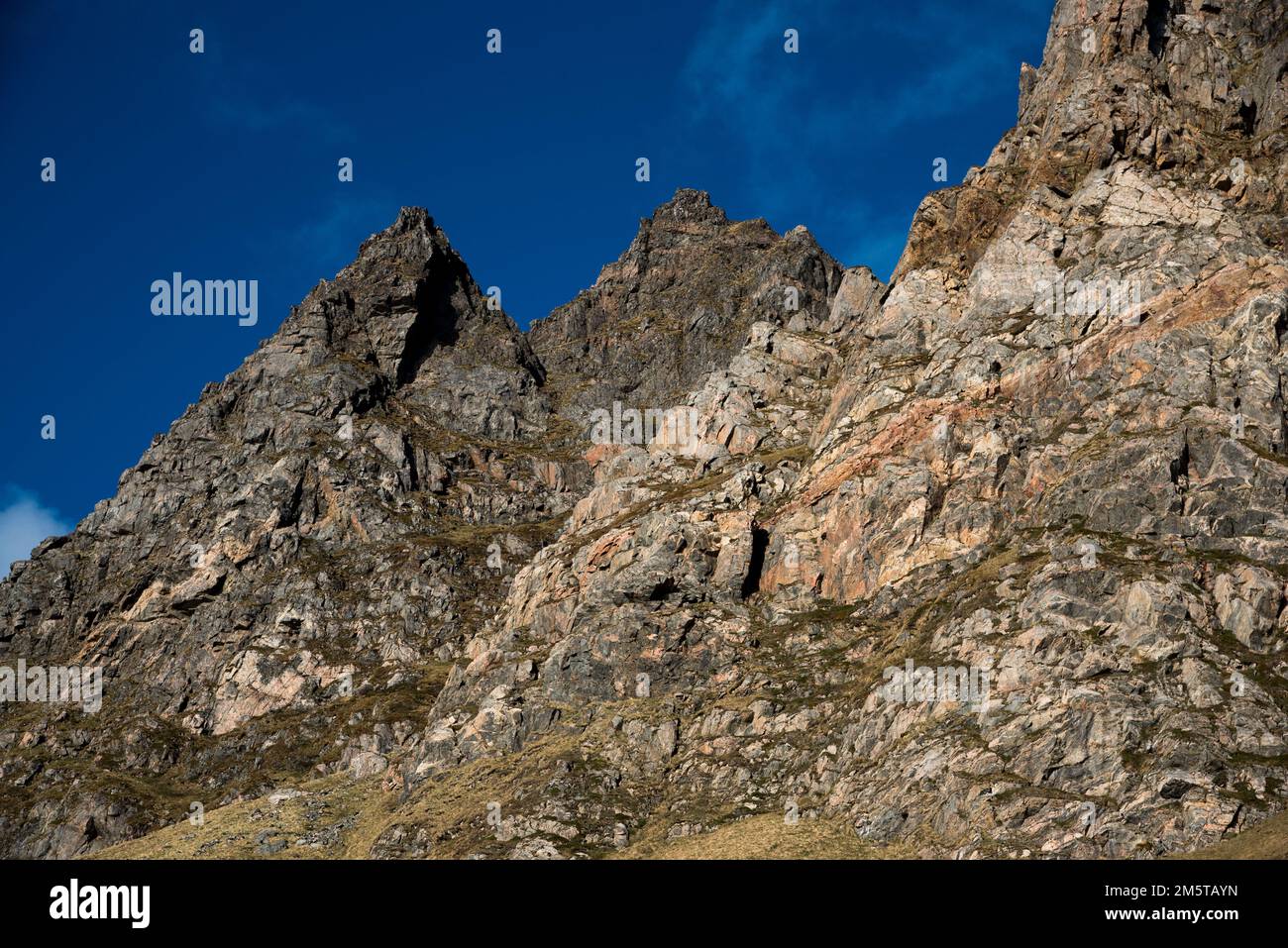 Andøya est une île de Vesterålen, couverte de tourbières et de toundra arctique, au milieu de hautes montagnes. Banque D'Images