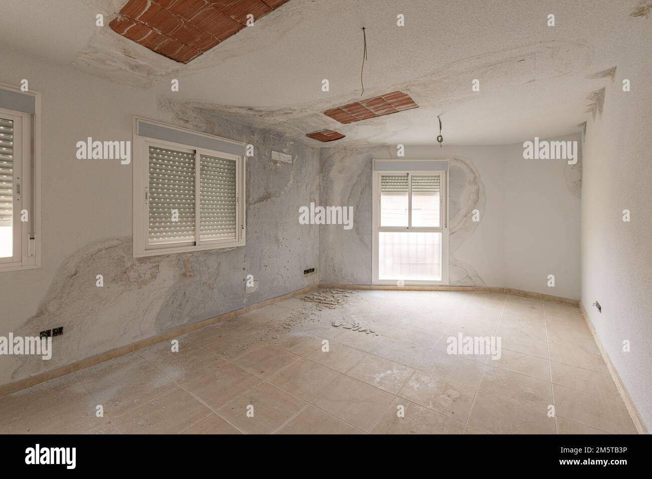 Chambre dans un bâtiment à moitié fini sans portes ni charpenterie et avec de grands dégâts dus à l'inondation Banque D'Images