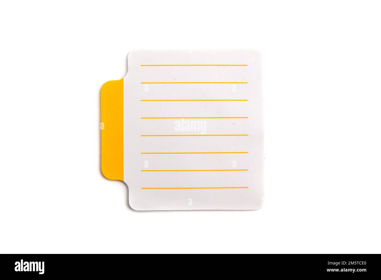 Notes autocollantes vierges à petites lignes avec languette jaune sur le côté gauche de la feuille de papier, isolées sur fond blanc, vue rapprochée Banque D'Images Notes autocollantes vierges à petites lignes avec languette jaune sur le côté gauche de la feuille de papier, isolées sur fond blanc, vue rapprochée Banque D'Images
